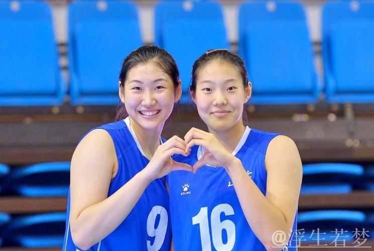 山东女排全力出征,新老队员展现实力;浙江女排后起之秀崭露头角。 山东女排全力出征,新老队员展现实力;浙江女排后起之秀崭露头角。